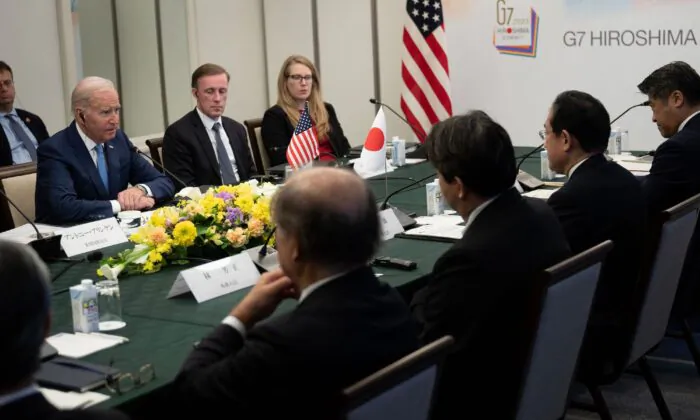 Cố vấn An ninh Quốc gia Hoa Kỳ Jake Sullivan (phía sau bên trái), Thủ tướng Nhật Bản Fumio Kishida (thứ hai bên trái), và những người khác lắng nghe Tổng thống Joe Biden trong một cuộc gặp song phương ở Hiroshima hôm 18/05/2023. (Ảnh: Brendan Smialowski/AFP qua Getty Images)