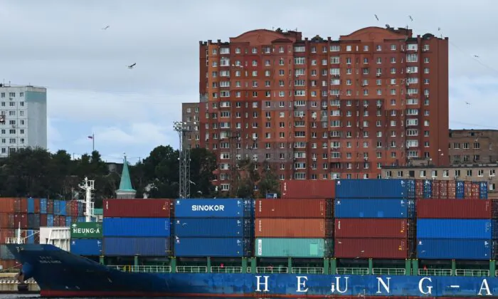 Kho xếp container tại cảng Vladivostok ở vùng viễn đông của Nga hôm 05/09/2022. (Ảnh: Kirill Kudryavtsev/AFP qua Getty Images)