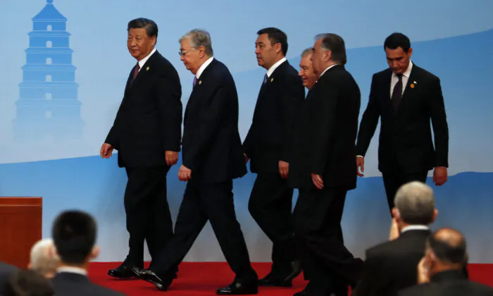 (Từ trái sang phải) Lãnh đạo Trung Quốc Tập Cận Bình, Tổng thống Kazakhstan Kassym-Jomart Tokayev, Tổng thống Kyrgyzstan Sadyr Japarov, Tổng thống Uzbekistan Shavkat Mirziyoyev, Tổng thống Tajikistan Emomali Rahmon, và Tổng thống Turkmenistan Serdar Berdymukhamedov đến dự cuộc họp báo chung của Hội nghị thượng đỉnh Trung Quốc-Trung Á tại Tây An, ở tỉnh Thiểm Tây phía bắc Trung Quốc hôm 19/05/2023. (Ảnh: Florence Lo/Pool/AFP qua Getty Images)