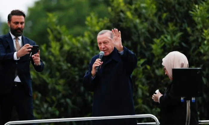 Tổng thống Thổ Nhĩ Kỳ Tayyip Erdogan trình bày trước những người ủng hộ ông sau các kết quả cuộc thăm dò dư luận sớm cho vòng hai của cuộc bầu cử tổng thống ở Istanbul, Thổ Nhĩ Kỳ, hôm 28/05/2023. (Ảnh: Murad Sezer/Reuters)
