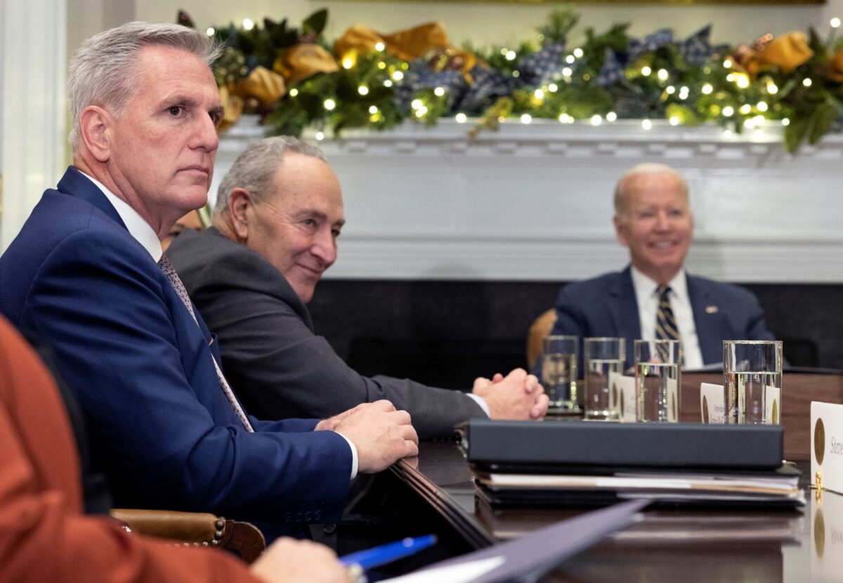 Lãnh đạo Đảng Cộng Hòa tại Hạ viện Kevin McCarthy tham dự một cuộc họp với Tổng thống Joe Biden (phải) và các nhà lãnh đạo quốc hội khác để thảo luận về các ưu tiên lập pháp cho đến cuối năm 2022, tại Tòa Bạch Ốc hôm 29/11/2022. (Ảnh: Kevin Dietsch/Getty Images)