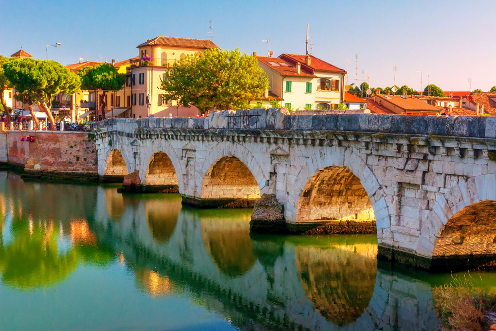 Con đường chính Via Emilia bắt đầu ở Rimini tại Cây cầu Tiberio, một cây cầu La Mã 2,000 năm tuổi. (Ảnh: Dzmitrock/Shutterstock)