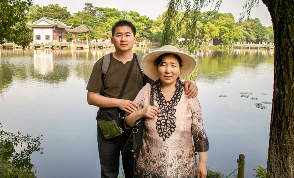 Anh Trương Tiểu Long cùng mẹ, bà Quý Vân Chi, trong một chuyến đi đến thành phố Hàng Châu, tỉnh Chiết Giang, Trung Quốc, năm 2012. (Ảnh: Đăng dưới sự cho phép của anh Trương Tiểu Long)