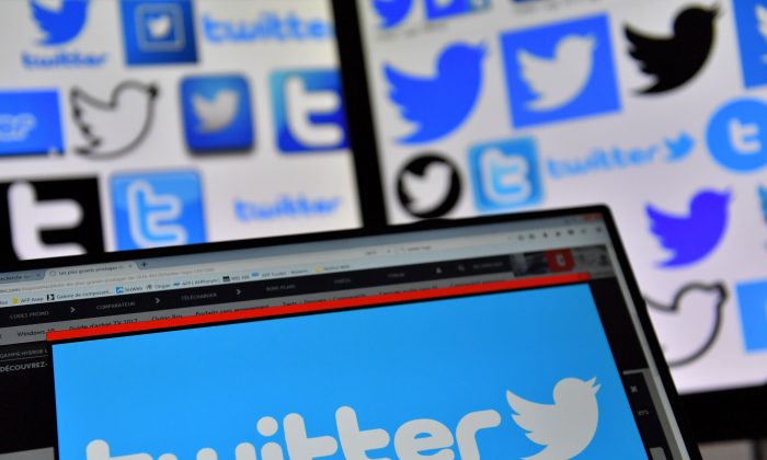 Logo của dịch vụ mạng xã hội và tin tức trực tuyến Twitter của Hoa Kỳ hiển thị trên màn hình máy điện toán vào ngày 20/11/2017. (Ảnh: Loic Venance/AFP/Getty Images)