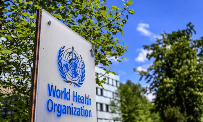 Một tấm bảng hiệu của Tổ chức Y tế Thế giới tại Geneva vào ngày 24/04/2020. (Ảnh: Fabrice Coffrini/AFP qua Getty Images)