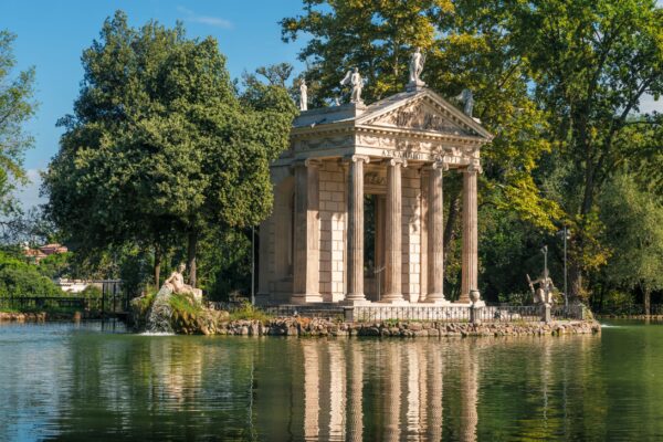 Nằm trên hồ nước thơ mộng trong hòn đảo nhân tạo, đền thờ Asclepius (vị thần y học của Hy Lạp), nổi bật với kiến trúc cổ điển gồm các cột và tráng tường hình tam giác. Được xây dựng vào năm 1786 bởi kiến trúc sư Antonio Asprucci và con trai ông là Mario Asprucci, đền thờ được cho là để tưởng nhớ ngôi đền cổ Asclepius trên đảo Tiber. Vào thời điểm đó, việc tái tạo các ngôi đền cổ là một đặc điểm cảnh quan trang trí phổ biến. (Ảnh: Elena Popovich/Shutterstock)
