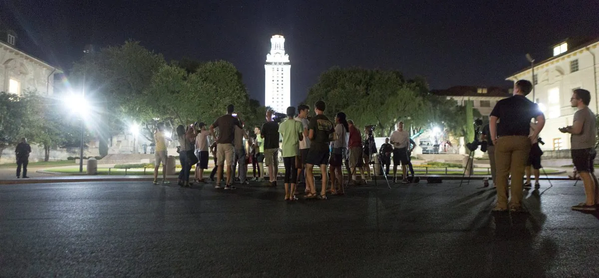 Mọi người đứng xem các bức tượng của Liên minh miền Nam (Confederate) bị dỡ bỏ khỏi Đại học Texas ở Austin, vào ngày 21/08/2017. (Ảnh: Stephen Spillman/Reuters)