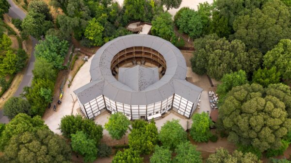 Thật bất ngờ, khu vườn còn có một bản sao của nhà hát ngoài trời Elizabethan, The Globe của Shakespeare. Góc nhìn từ trên cao này cho thấy cấu trúc này là một ví dụ về kiến trúc thời Phục hưng. Nhà hát tổ chức các vở diễn từ tháng 6 đến tháng 10. (Ảnh: Stefano Tammaro/Shutterstock)