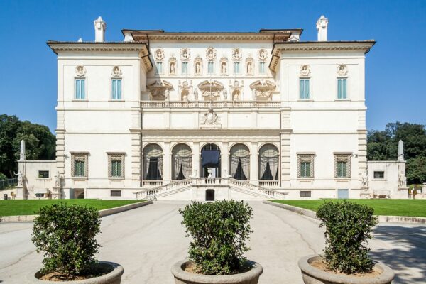 Mặt tiền lối vào của Phòng trưng bày Borghese, nằm trên Đồi Pincian, tỏa sáng với lớp vữa trắng. Là cấu trúc hình chữ U với các cánh bên, cổng poctic (một loại cổng được chống đỡ bởi các hàng cột) có chóp là sân thượng và được trang trí bằng các tượng điêu khắc cổ điển, Phòng trưng bày nổi tiếng với bộ sưu tập tranh Baroque Ý và tượng điêu khắc Phục hưng ấn tượng, nổi bật là các tác phẩm điêu khắc của nghệ thuật gia Gian Lorenzo Bernini. (Ảnh: vasili1/Shutterstock)
