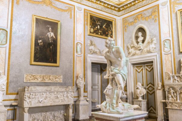 Trong căn phòng này ở Phòng trưng bày là tác phẩm điêu khắc của nghệ thuật gia Bernini về David khi chuẩn bị đối mặt với gã khổng lồ Goliath. Ở đây, không có không gian nào là không được trang trí: những tấm gương, tượng điêu khắc và đồ nội thất quý giá tô điểm cho không gian này. Những bức tường được tô vẽ tinh mỹ bằng màu vàng nhạt, trắng và xám tạo nên phông nền hoàn hảo cho kiệt tác điêu khắc. Đá cẩm thạch La Mã đa sắc màu tô điểm cho các bức tường; sàn nhà được khảm bằng đá cẩm thạch đa sắc. (Ảnh: vasilli/Shutterstock)