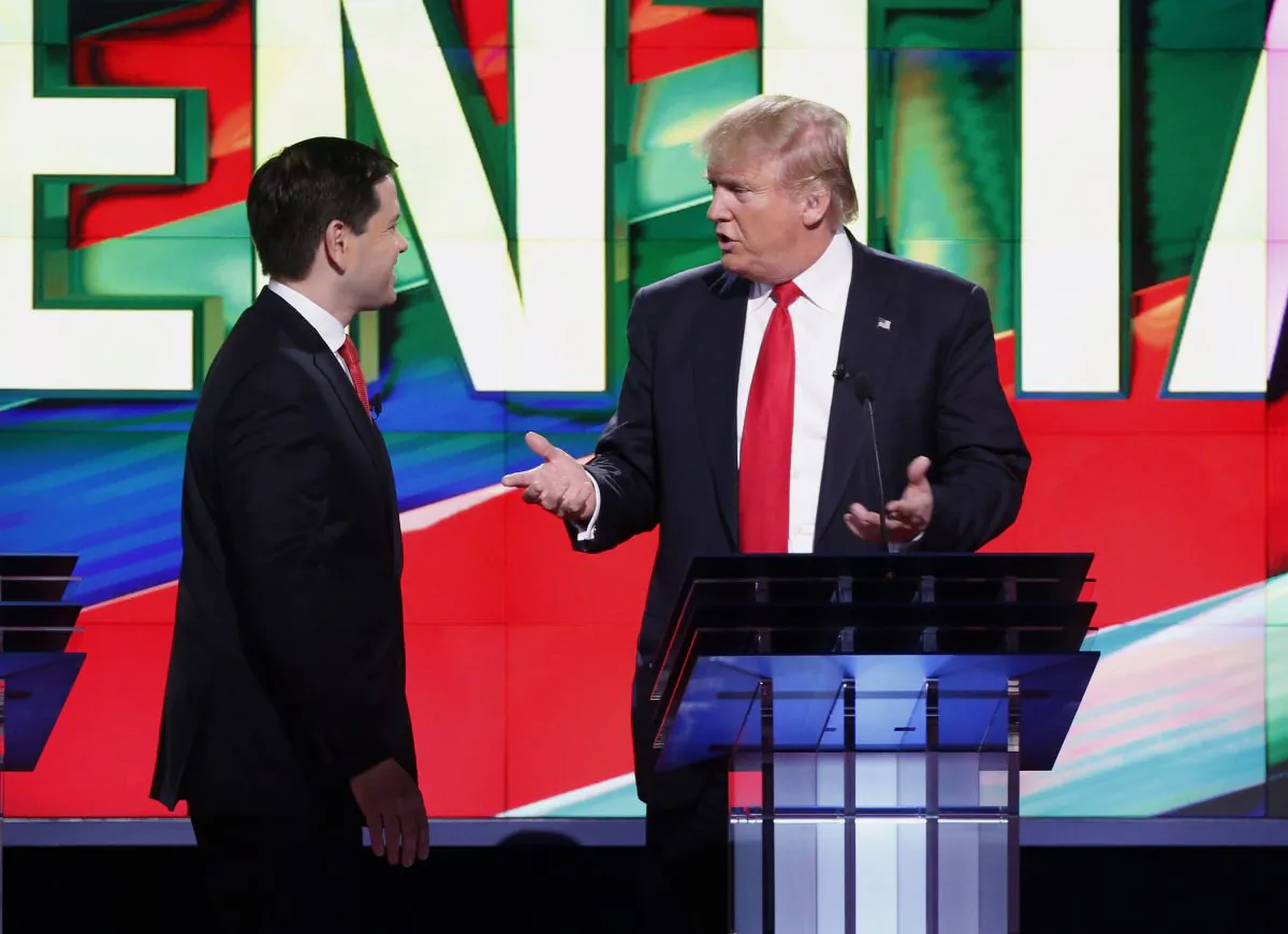 Các ứng cử viên tổng thống của Đảng Cộng Hòa, ông Donald Trump, bên phải, và Thượng nghị sĩ Marco Rubio (Cộng Hòa-Florida) nói chuyện trong giờ giải lao của một cuộc tranh luận tổng thống ở Coral Gables, Florida, vào ngày 10/03/2016. (Ảnh: AP Photo/Wilfredo Lee)