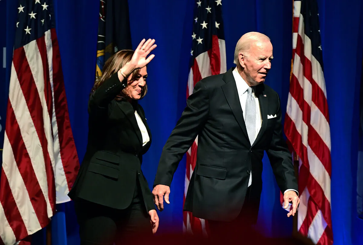 Tổng thống Joe Biden và Phó Tổng thống Kamala Harris vẫy tay chào những người ủng hộ trong Tiệc tối Độc lập của Đảng Dân Chủ ở Philadelphia vào ngày 28/10/2022. (Ảnh: Mark Makela/Getty Images)