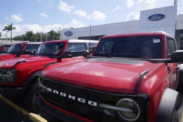 Những chiếc xe Ford Bronco xếp hàng trước đại lý Ford của Gus Machado ở Hialeah, Florida, hôm 23/01/2023. (Ảnh: Marta Lavandier/AP Photo)