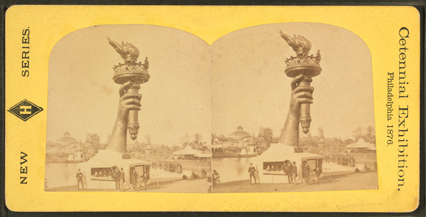 Bàn tay to lớn và ngọn đuốc của Tượng Nữ thần Tự do của điêu khắc gia Bartholdi tại Triển lãm Kỷ niệm 100 năm lập quốc của Hoa Kỳ (Centennial Exhibition) ở thành phố Philadelphia, năm 1876. Thư viện Công cộng New York. (Ảnh: Tài sản công)