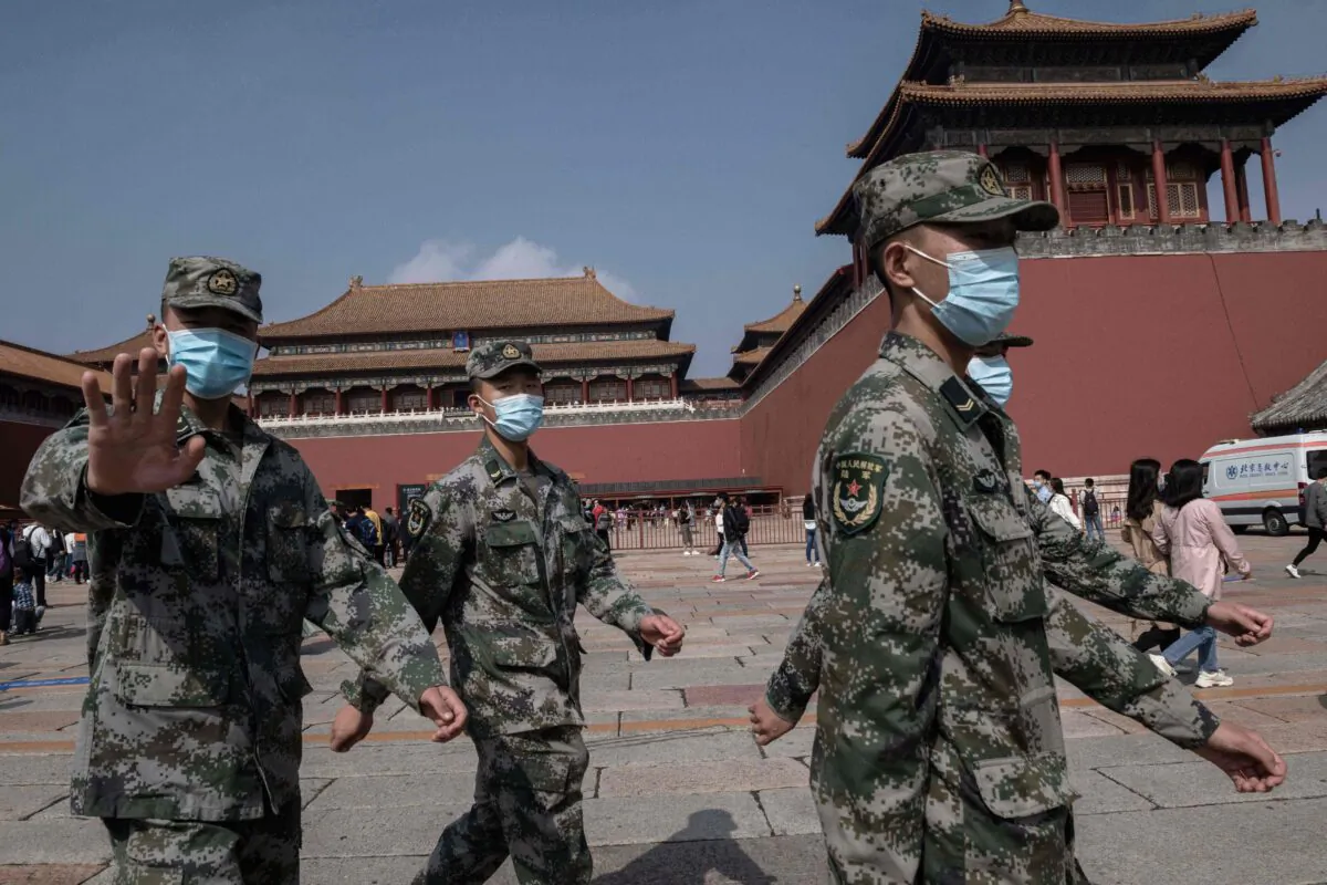 Binh sĩ Trung Quốc bên ngoài Tử Cấm Thành ở Bắc Kinh vào ngày 01/10/2020. (Ảnh: NICOLAS ASFOURI/AFP qua Getty Images)