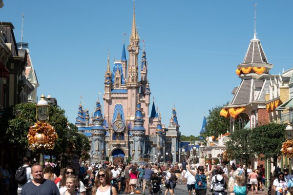 Du khách đi dọc Main Street tại Vương quốc Phép thuật của Thế giới Walt Disney ở Orlando, Florida, hôm 30/9/2022. (Ảnh: Bryan R. Smith/AFP/Getty Images)