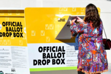 Một phụ nữ bỏ phiếu cho Cuộc bầu cử Hoa Kỳ năm 2020 tại thùng bỏ phiếu chính thức của quận Cam tại Văn phòng Ghi danh Quận Cam ở Santa Ana, California, vào ngày 13/10/2020. (Ảnh: Frederic J. Brown/AFP qua Getty Images)
