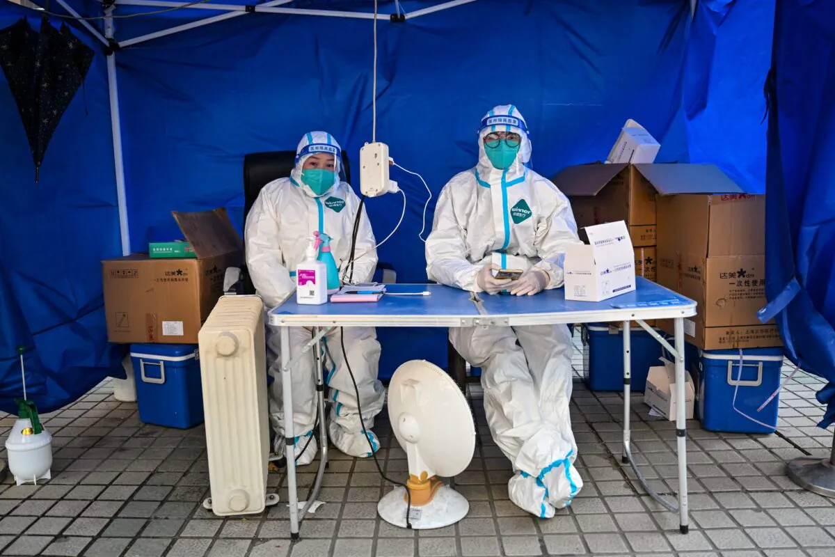 Nhân viên y tế chờ người dân quét mã sức khỏe để xét nghiệm virus corona COVID-19 tại quận Tĩnh An ở Thượng Hải, Trung Quốc, vào ngày 22/12/2022. (Ảnh: Hector Retamal/AFP qua Getty Images)