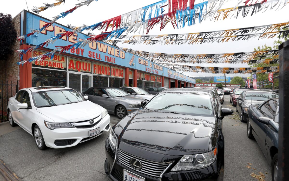Những chiếc xe hơi đã qua sử dụng được rao bán đang trưng bày tại khu bán hàng tại K&L Auto Expert ở Richmond, California, vào ngày 06/05/2022. (Ảnh: Justin Sullivan/Getty Images)