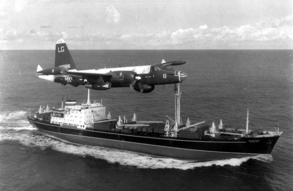 Một chiếc phi cơ tuần tra P2V Neptune của Hoa Kỳ bay qua một chuyên cơ chở hàng của Liên Xô trong Cuộc khủng hoảng Hỏa tiễn Cuba vào tháng 10/1962. Cuộc khủng hoảng này đã đẩy thế giới đến bờ vực thảm họa hạt nhân. (Ảnh: MPI/Getty Images)