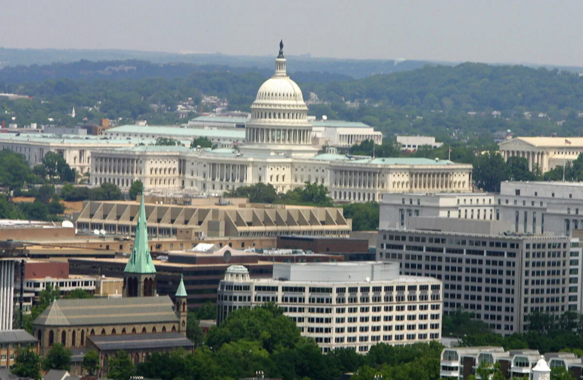 Điện Capitol Hoa Kỳ và đường chân trời của Thủ đô Hoa Thịnh Đốn được nhìn thấy trong một bức ảnh tư liệu vào ngày 16/05/2005. (Ảnh: Paul J. Richards/AFP qua Getty Images)