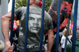 Một người biểu tình mặc áo phông in hình chân dung của lãnh đạo cộng sản Argentina Ernesto “Che” Guevara trong một cuộc biểu tình trước Palais de Justice of Amiens hôm 19/10/2016. (Ảnh: Francois Nascimben/AFP/Getty Images)