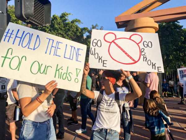 Người biểu tình tập hợp phản đối lập trường của Công ty Walt Disney mâu thuẫn với một dự luật của Florida vừa được thông qua bên ngoài trụ sở chính của công ty ở Burbank, California, hôm 06/04/2022. (Ảnh: Jill McLaughlin/The Epoch Times)
