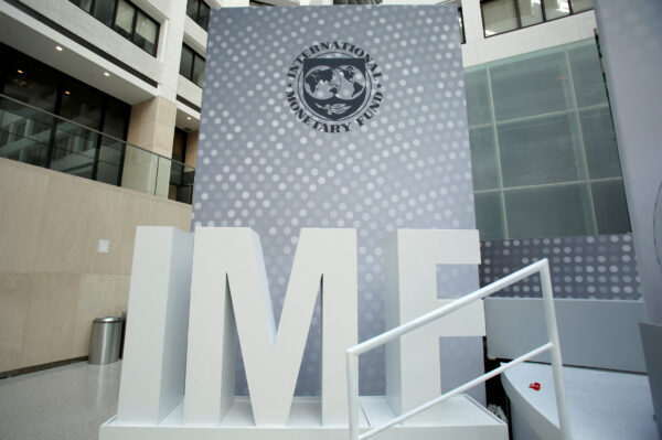 Logo của Quỹ Tiền tệ Quốc tế bên trong trụ sở chính vào cuối cuộc họp thường niên của IMF/Ngân hàng Thế giới tại Hoa Thịnh Đốn vào ngày 09/10/2016. (Ảnh: Yuri Gripas/Reuters)