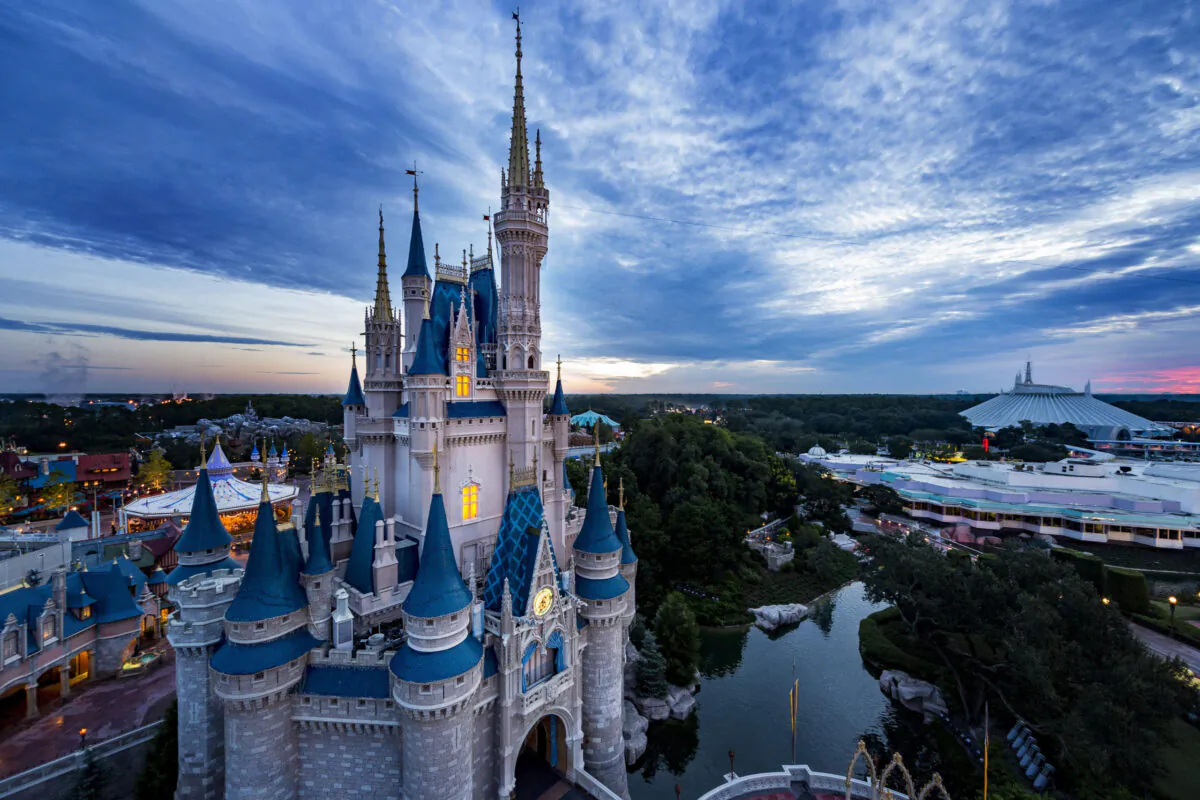 BÀI VIẾT CHUYÊN SÂU: Disney vấp phải chỉ trích sau khi tiếp tục tăng cường ủng hộ LGBT