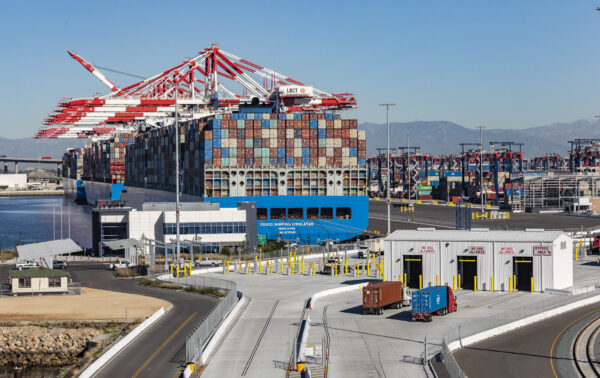 Xe tải lấy hàng từ Cảng Long Beach ở Long Beach, California, vào ngày 11/01/2022. (Ảnh: John Fredricks/The Epoch Times)