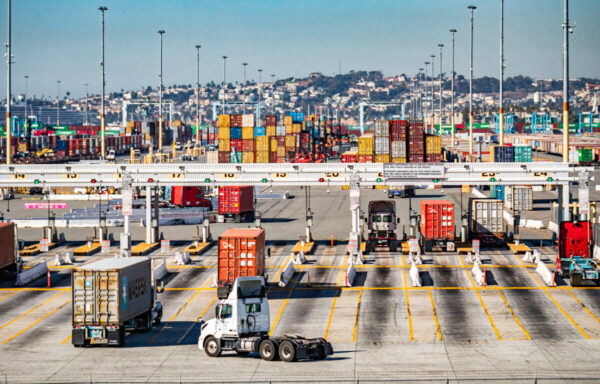 Những chiếc xe tải chất đầy container vận chuyển chuẩn bị rời Cảng Long Beach, California, vào ngày 27/10/2021. (Ảnh: John Fredricks/The Epoch Times)