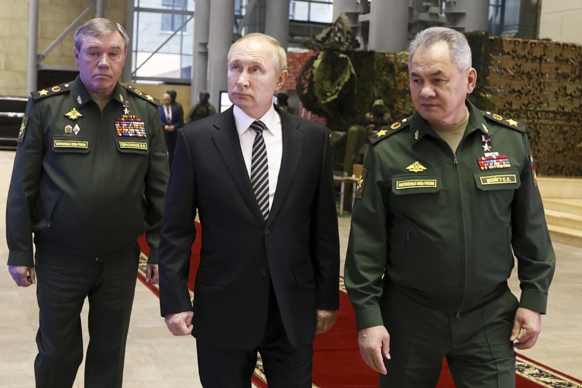 Tổng thống Nga Vladimir Putin (ở giữa) đi cùng với Bộ trưởng Quốc phòng Nga Sergei Shoigu (bên phải) và Tổng tham mưu trưởng, Tướng Valery Gerasimov (bên trái) tại Moscow vào ngày 21/12/2021. (Ảnh: Mikhail Metzel, Sputnik, Kremlin Photo qua AP)