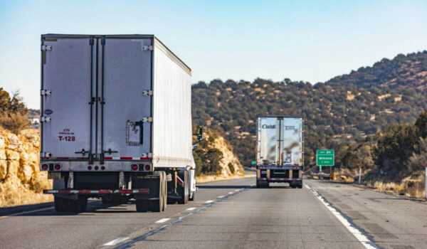 Những chiếc xe bán tải đi qua tiểu bang Arizona vào ngày 03/12/2021. (Ảnh: John Fredricks/Epoch Times)