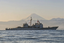 Tuần dương hạm mang hỏa tiễn dẫn đường lớp Ticonderoga USS Antietam đang tuần tra ngoài khơi bờ biển Nhật Bản gần Núi Phú Sĩ vào ngày 22/11/2014. (Chuyên gia Truyền thông Đại chúng Seaman David Flewellyn/Hải quân Hoa Kỳ qua AP)