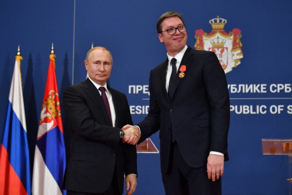 Tổng thống Nga Vladimir Putin trao tặng Huân chương Alexander Nevsky cho Tổng thống Serbia Aleksandar Vucic tại buổi lễ ký kết sau cuộc hội đàm của họ ở Belgrade, Serbia, vào ngày 17/01/2019. (Ảnh: Andrej Isakovic/AFP qua Getty Images)