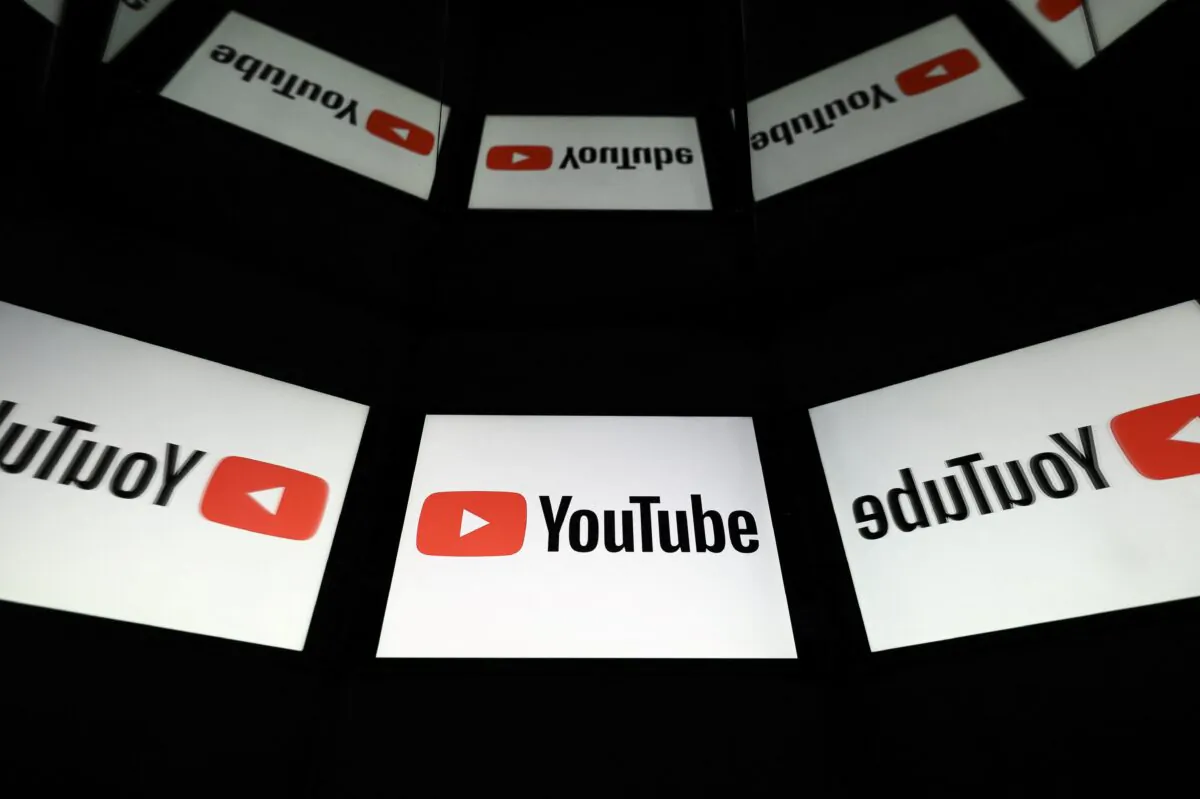 Logo của YouTube hiển thị trên một máy tính bảng ở Toulouse, Pháp, vào ngày 05/10/2021. (Ảnh: Lionel Bonaventure/AFP qua Getty Images)