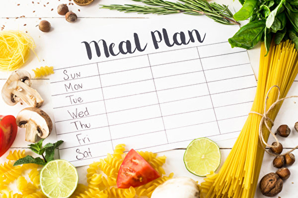 Bằng cách lên kế hoạch trước cho các bữa ăn, bạn không chỉ có thể kiểm soát khẩu phần ăn của mình mà còn có thể tiết kiệm thời gian và tiền bạc. (Ảnh: Shutterstock)