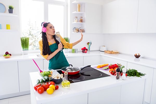 Nghe nhạc trong khi nấu ăn là một ý tưởng hay để thư giãn. (Ảnh: Shutterstock)