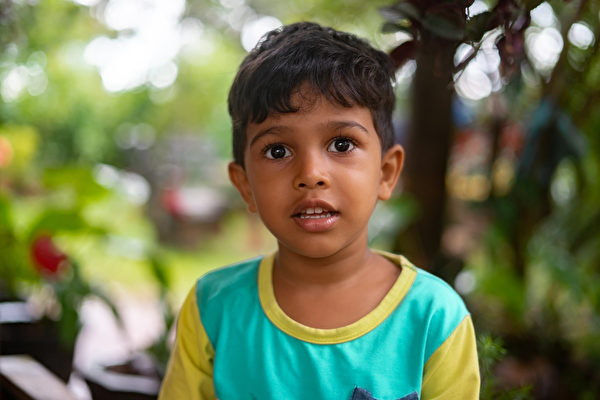 Cậu bé Sri Lanka chuyển sinh vào gia đình Phật tử, nhớ kiếp trước mình là tín đồ Cơ Đốc