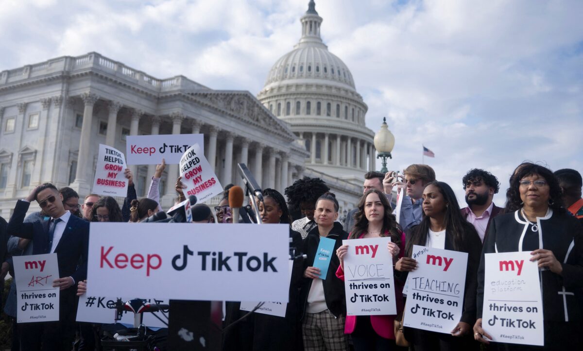 Người dân tập hợp tại một cuộc họp báo để bày tỏ sự phản đối của họ đối với lệnh cấm TikTok tại Capitol Hill ở Hoa Thịnh Đốn hôm 22/03/2023. (Ảnh: Brendan Smialowski/AFP qua Getty Images)