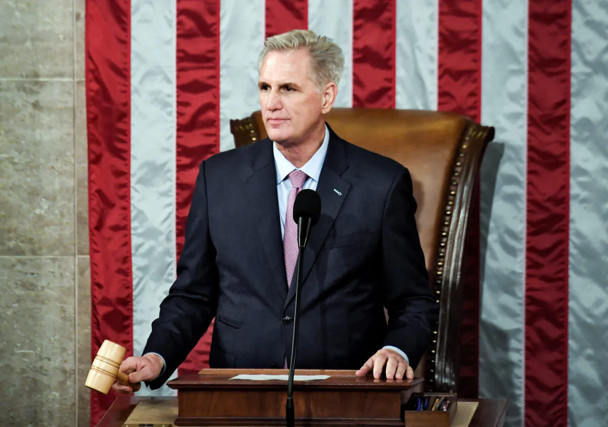 Chủ tịch Hạ viện Kevin McCarthy cầm búa sau khi ông đắc cử trong cuộc bỏ phiếu lần thứ 15 tại Tòa nhà Capitol Hoa Kỳ ở Hoa Thịnh Đốn hôm 07/01/2023. (Ảnh: Olivier Douliery/AFP qua Getty Images)