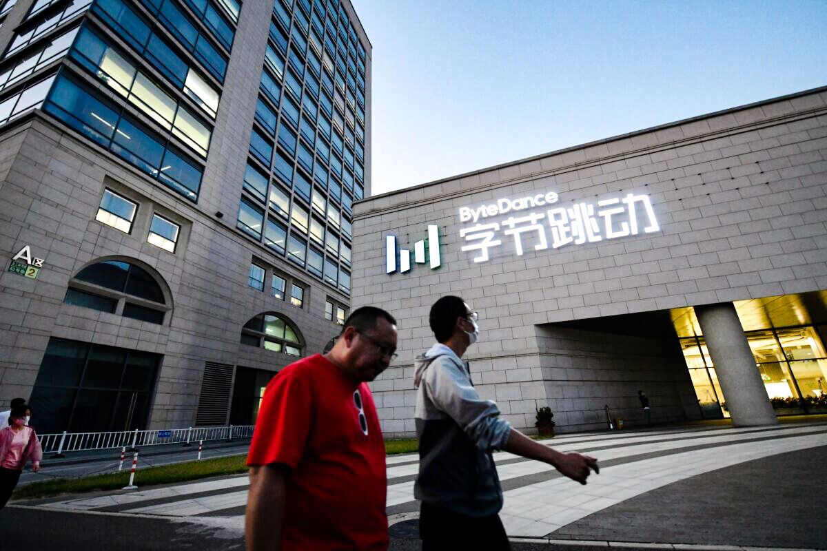 Mọi người đi ngang qua trụ sở của ByteDance, công ty mẹ của ứng dụng chia sẻ video TikTok, tại Bắc Kinh vào ngày 16/09/2020. (Ảnh: Greg Baker/AFP qua Getty Images)