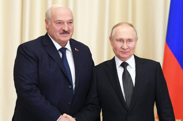 Tổng thống Nga Vladimir Putin (bên phải) gặp người đồng cấp Belarus Alexander Lukashenko tại dinh thự bang Novo-Ogaryovo, ngoại ô Moscow, hôm 17/02/2023. (Ảnh: Vladimir Astapkovich/Sputnik/AFP qua Getty Images)
