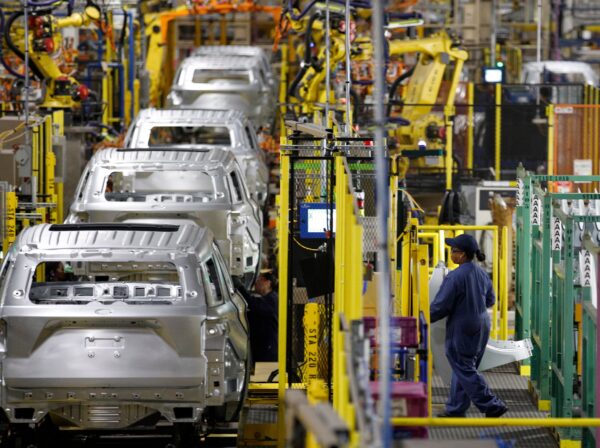 Công nhân lắp ráp các xe hơi tại nhà máy lắp ráp mới được tu bổ lại của hãng Ford ở Chicago vào ngày 24/06/2019. (Ảnh: Jim Young/AFP qua Getty Images)