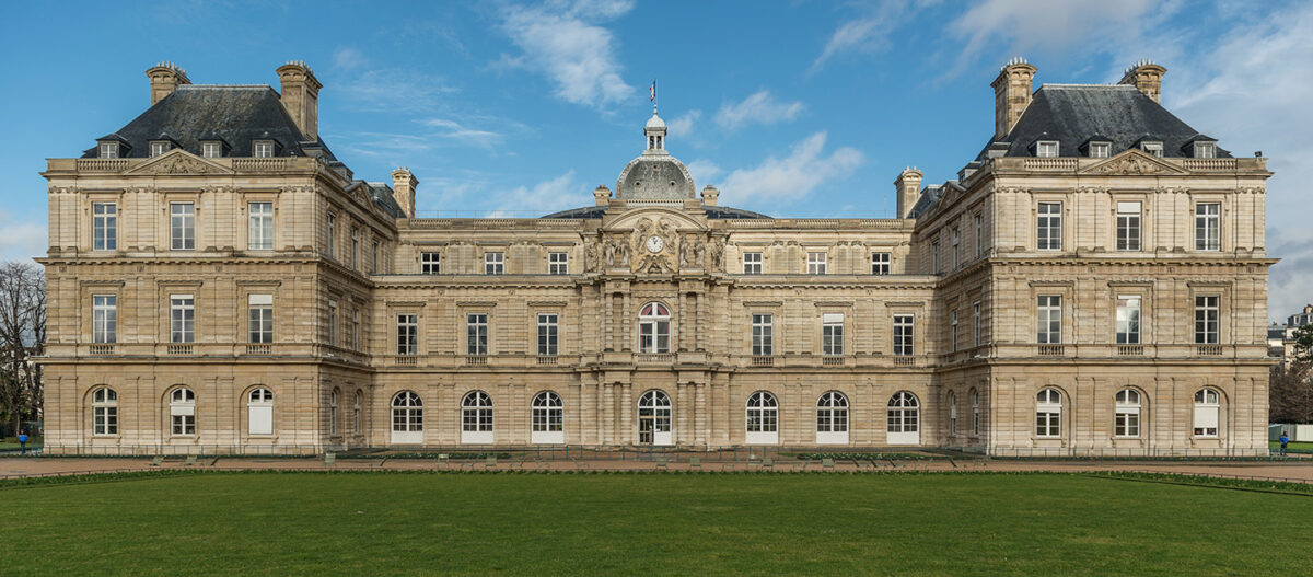 Ban đầu, từ năm 1615 đến 1645, tòa nhà được kiến trúc sư người Pháp là ông Salomon de Brosse xây dựng để làm dinh thự hoàng gia cho nhiếp chính Marie de’ Medici, Cung điện Luxembourg sau này được chuyển thành một tòa nhà lập pháp. (DXR/CC BY-SA 3.0)