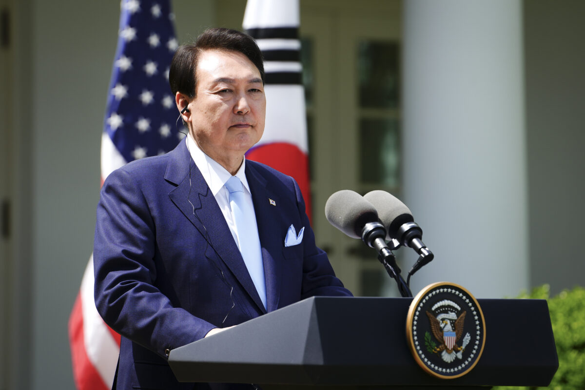 Tổng thống Nam Hàn Yoon Suk-yeol nói chuyện trong một cuộc họp báo tại khu vườn của Tòa Bạch Ốc ở Hoa Thịnh Đốn hôm 26/04/2023. (Ảnh: Madalina Vasiliu/The Epoch Times)