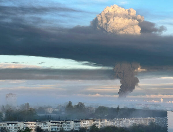 Một quang cảnh cho thấy khói bốc lên sau một vụ tấn công được cho là bằng phi cơ không người lái ở Sevastopol, Crimea, hôm 29/04/2023. (Ảnh: Stringer/Reuters)