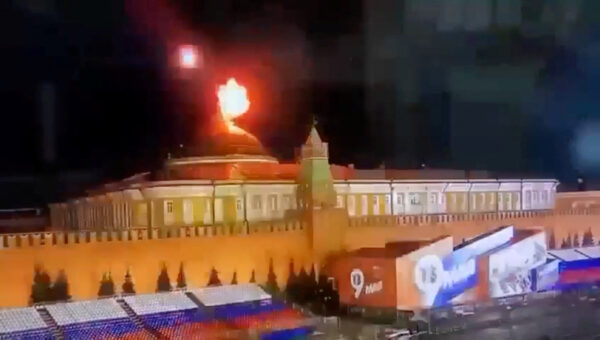 Một hình ảnh tĩnh được lấy từ video cho thấy một vật thể bay phát nổ tạo thành đám cháy rực lửa gần mái vòm của tòa nhà Thượng viện Điện Kremlin trong một cuộc tấn công bằng phi cơ không người lái được báo cáo ở Moscow, Nga, hôm 03/05/2023. (Ảnh: Ostorozhno Novosti/Tư liệu báo chí qua Reuters)