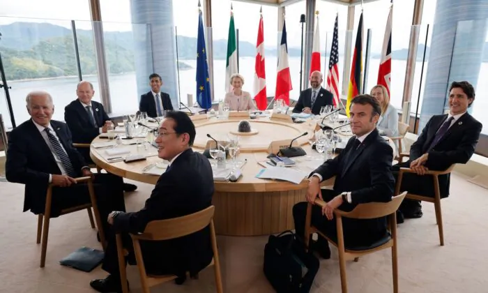 (Từ trái qua phải) Tổng thống Hoa Kỳ Joe Biden, Thủ tướng Đức Olaf Scholz, Thủ tướng Anh Rishi Sunak, Thủ tướng Nhật Bản Fumio Kishida, Chủ tịch Ủy ban  u Châu Ursula von der Leyen, Chủ tịch Hội đồng  u Châu Charles Michel, Tổng thống Pháp Emmanuel Macron, Thủ tướng Ý Giorgia Meloni, và Thủ tướng Canada Justin Trudeau tham gia bữa trưa giữa phiên làm việc trong khuôn khổ Hội nghị thượng đỉnh các nhà lãnh đạo G-7 ở Hiroshima, Nhật Bản, hôm 19/05/2023. (Ảnh: Ludovic Marin/AFP qua Getty Images)
