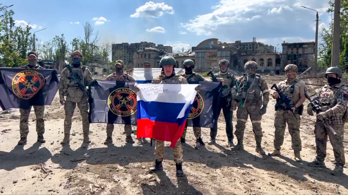 Ông Yevgeny Prigozhin, người đứng đầu công ty quân sự Tập đoàn Wagner, cầm quốc kỳ Nga trước những người lính của mình ở Bakhmut, Ukraine, trong một ảnh tĩnh từ video được phát hành hôm 20/05/2023. (Ảnh: Prigozhin Press Service qua AP)